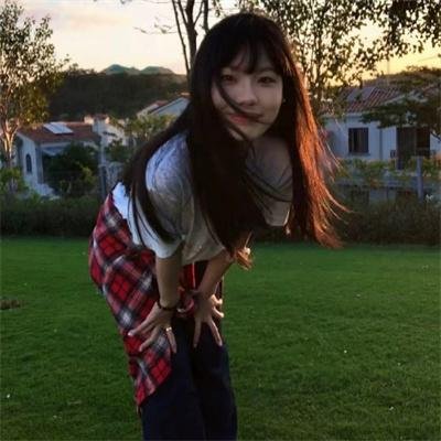 坐推土机的少女